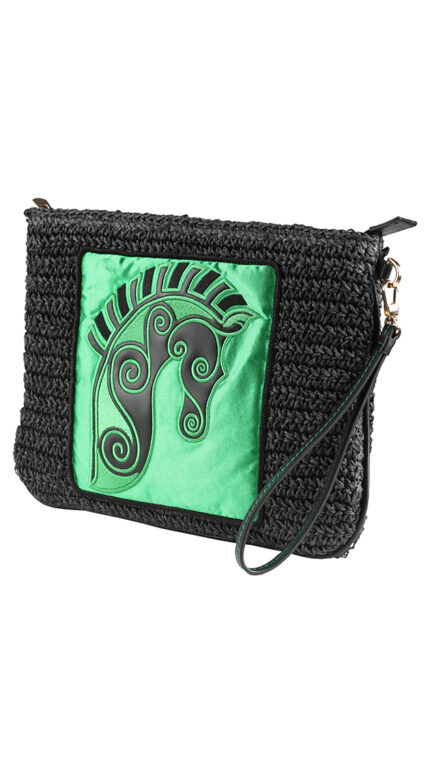 Black Ethnic Horse Clutch, şık ve zarif tasarımıyla dikkat çeken bir çanta modelidir. Bu çanta, etnik desenlerin ve at motifinin benzersiz bir kombinasyonunu sunar. Kaliteli malzemeler kullanılarak üretilmiş olan bu çanta, hem şıklığıyla hem de kullanışlılığıyla öne çıkar.