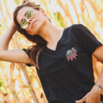 Live Basic Gezegen V Yaka Tshirt, %100 pamuk malzemeden üretilmiştir ve şık tasarımıyla dikkat çekmektedir. Bu tshirt, hem rahatlığı hem de şıklığı bir arada sunarak günlük kullanım için ideal bir seçenektir.
