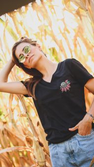 Live Basic Gezegen V Yaka Tshirt, %100 pamuk malzemeden üretilmiştir ve şık tasarımıyla dikkat çekmektedir. Bu tshirt, hem rahatlığı hem de şıklığı bir arada sunarak günlük kullanım için ideal bir seçenektir.