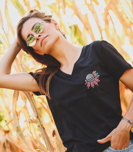 Live Basic Gezegen V Yaka Tshirt, %100 Pamuk Malzemeden Üretilmiştir Ve Şık Tasarımıyla Dikkat Çekmektedir. Bu Tshirt, Hem Rahatlığı Hem De Şıklığı Bir Arada Sunarak Günlük Kullanım Için Ideal Bir Seçenektir.
