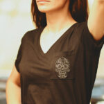Live Basic Kuru Kafa V Yaka T-Shirt, şık ve modern bir tasarıma sahip olan, %100 pamuklu bir tişörttür. Bu tişört, kuru kafa ve V yaka detayıyla dikkat çeken bir görünüm sunar.