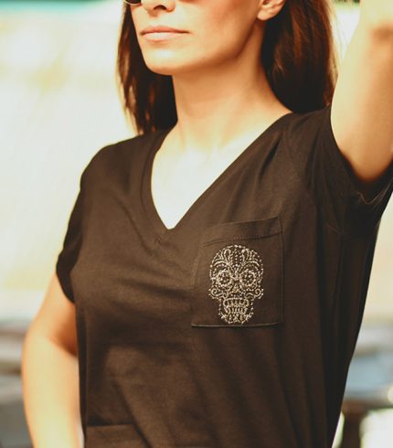 Live Basic Kuru Kafa V Yaka T-Shirt, Şık Ve Modern Bir Tasarıma Sahip Olan, %100 Pamuklu Bir Tişörttür. Bu Tişört, Kuru Kafa Ve V Yaka Detayıyla Dikkat Çeken Bir Görünüm Sunar.