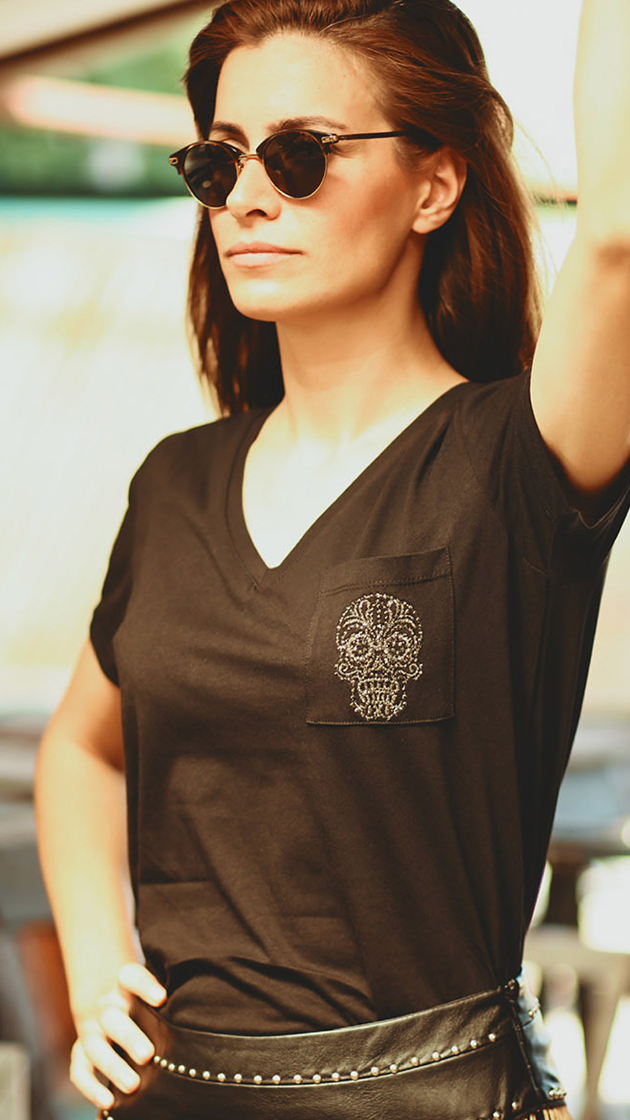 Live Basic Kuru Kafa V Yaka T-Shirt, şık ve modern bir tasarıma sahip olan, %100 pamuklu bir tişörttür. Bu tişört, kuru kafa ve V yaka detayıyla dikkat çeken bir görünüm sunar.