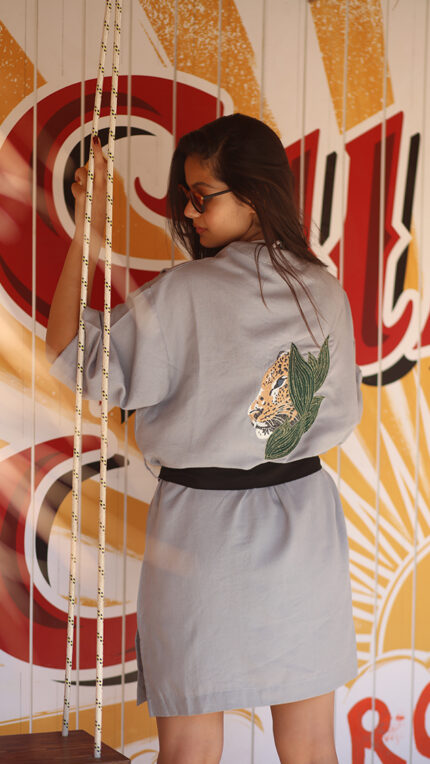 Gri Keten Kaplan Kimono, Şıklığı Ve Rahatlığı Bir Arada Sunan Bir Giyim Seçeneğidir. Bu Özel Tasarım, Hem Günlük Kullanım Için Hem De Özel Davetlerde Şık Bir Görünüm Elde Etmek Için Idealdir.