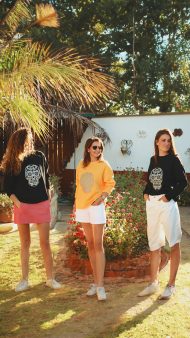 Göz alıcı iskelet deseniyle dikkat çeken Skull sweatshirt, tarzınızı yansıtmanızı sağlar. Rahat ve şık tasarımıyla her anı özel kılar. Turuncu ve siyah renk seçenekleriyle ve farklı beden tipleriyle sizleri sarar.
