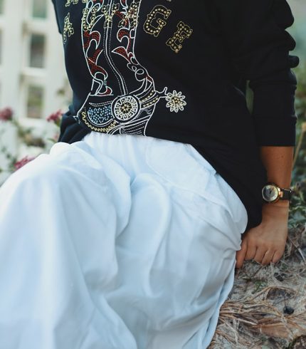 Kovboy Şapkası Ve At Deseniyle Dikkat Çeken Kowboy Sweatshirt, Vahşi Batı'Nın Ruhunu Taşırken Tarzınızı Yansıtmanızı Sağlar. Yüksek Kaliteli Malzemesiyle Uzun Süre Dayanıklılığını Korurken, Farklı Boyut Seçenekleriyle Herkes Için Uygun Bir Seçenek Sunar.