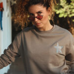 Romantik "LOVE"  yıldız deseniyle dikkat çeken Love Star Sweatshirt, aşk dolu bir tarzı ön plana çıkarıyor. Yüksek kaliteli pamuklu malzemesiyle gün boyu konfor sağlarken, farklı beden seçenekleriyle herkes için uygun bir seçenek sunar.