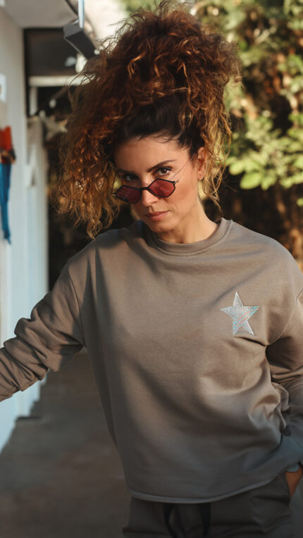 Romantik "LOVE"  yıldız deseniyle dikkat çeken Love Star Sweatshirt, aşk dolu bir tarzı ön plana çıkarıyor. Yüksek kaliteli pamuklu malzemesiyle gün boyu konfor sağlarken, farklı beden seçenekleriyle herkes için uygun bir seçenek sunar.