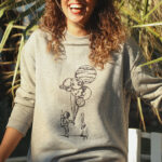 Uzay temalı astronot deseniyle dikkat çeken Astronaut Love Sweatshirt, uzayı ve aşkı bir araya getirerek tarzınızı ön plana çıkarıyor. Yüksek kaliteli pamuklu malzemesiyle gün boyu konfor sağlarken, farklı beden seçenekleriyle herkes için uygun bir seçenek sunar.