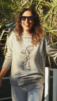 Uzay temalı astronot deseniyle dikkat çeken Astronaut Love Sweatshirt, uzayı ve aşkı bir araya getirerek tarzınızı ön plana çıkarıyor. Yüksek kaliteli pamuklu malzemesiyle gün boyu konfor sağlarken, farklı beden seçenekleriyle herkes için uygun bir seçenek sunar.