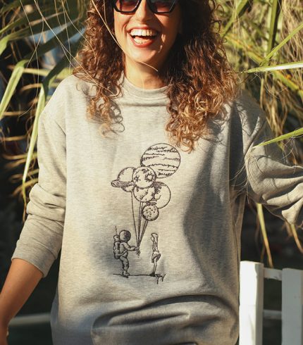 Uzay Temalı Astronot Deseniyle Dikkat Çeken Astronaut Love Sweatshirt, Uzayı Ve Aşkı Bir Araya Getirerek Tarzınızı Ön Plana Çıkarıyor. Yüksek Kaliteli Pamuklu Malzemesiyle Gün Boyu Konfor Sağlarken, Farklı Beden Seçenekleriyle Herkes Için Uygun Bir Seçenek Sunar.