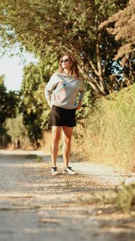 Soft gezegen deseniyle dikkat çeken Soft Planet sweatshirt, ruhunuzu yansıtarak tarzınızı ortaya koymanızı sağlar. Yüksek kaliteli pamuklu malzemesiyle gün boyu konfor sağlarken, farklı beden seçenekleriyle herkes için uygun bir seçenek sunar.