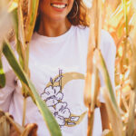 Büyüleyici ay ve çiçek deseni ve rahat o yaka tasarımıyla dikkat çeken Moon & Flowers O Yaka Tshirt, doğanın zarafetini taşıyarak tarzınızı ön plana çıkarıyor. Yüksek kaliteli malzemesiyle gün boyu konfor sağlarken, farklı beden seçenekleriyle herkes için uygun bir seçenek sunar.