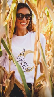 Büyüleyici ay ve çiçek deseni ve rahat o yaka tasarımıyla dikkat çeken Moon & Flowers O Yaka Tshirt, doğanın zarafetini taşıyarak tarzınızı ön plana çıkarıyor. Yüksek kaliteli malzemesiyle gün boyu konfor sağlarken, farklı beden seçenekleriyle herkes için uygun bir seçenek sunar.