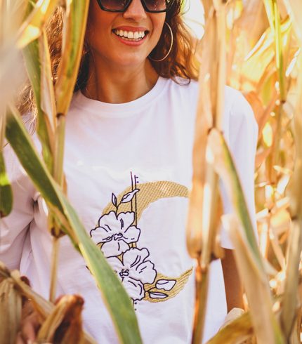 Büyüleyici Ay Ve Çiçek Deseni Ve Rahat O Yaka Tasarımıyla Dikkat Çeken Moon &Amp; Flowers O Yaka Tshirt, Doğanın Zarafetini Taşıyarak Tarzınızı Ön Plana Çıkarıyor. Yüksek Kaliteli Malzemesiyle Gün Boyu Konfor Sağlarken, Farklı Beden Seçenekleriyle Herkes Için Uygun Bir Seçenek Sunar.