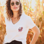 Doğanın zarafetiyle buluşun! Yeşil Gezegen V Yaka T-Shirt, organik pamukla üretilmiş, çevre dostu ve şık tasarımıyla konforunuzu ve doğaya olan desteğinizi bir araya getiriyor. Şimdi keşfedin!