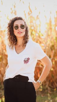Doğanın zarafetiyle buluşun! Yeşil Gezegen V Yaka T-Shirt, organik pamukla üretilmiş, çevre dostu ve şık tasarımıyla konforunuzu ve doğaya olan desteğinizi bir araya getiriyor. Şimdi keşfedin!