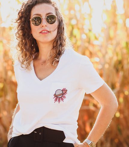 Doğanın Zarafetiyle Buluşun! Yeşil Gezegen V Yaka T-Shirt, Organik Pamukla Üretilmiş, Çevre Dostu Ve Şık Tasarımıyla Konforunuzu Ve Doğaya Olan Desteğinizi Bir Araya Getiriyor. Şimdi Keşfedin!