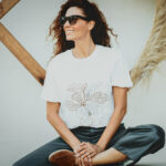 Çarpıcı büyük çiçek deseni ve rahat o yaka tasarımıyla dikkat çeken Big Flower O Yaka Tshirt, doğanın zarafetini taşıyarak tarzınızı ön plana çıkarıyor. Yüksek kaliteli malzemesiyle gün boyu konfor sağlarken, farklı beden seçenekleriyle herkes için uygun bir seçenek sunar.