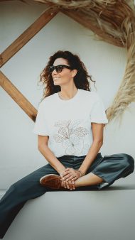 Çarpıcı büyük çiçek deseni ve rahat o yaka tasarımıyla dikkat çeken Big Flower O Yaka Tshirt, doğanın zarafetini taşıyarak tarzınızı ön plana çıkarıyor. Yüksek kaliteli malzemesiyle gün boyu konfor sağlarken, farklı beden seçenekleriyle herkes için uygun bir seçenek sunar.