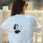 Panda ayı deseniyle dikkat çeken Panda Bear Sweatshirt, sevimlilik ve tarzın buluştuğu noktada sizleri bekliyor. Yüksek kaliteli pamuklu malzemesiyle gün boyu konfor sağlarken, farklı beden seçenekleriyle herkes için uygun bir seçenek sunar.