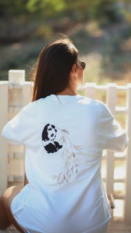 Panda ayı deseniyle dikkat çeken Panda Bear Sweatshirt, sevimlilik ve tarzın buluştuğu noktada sizleri bekliyor. Yüksek kaliteli pamuklu malzemesiyle gün boyu konfor sağlarken, farklı beden seçenekleriyle herkes için uygun bir seçenek sunar.