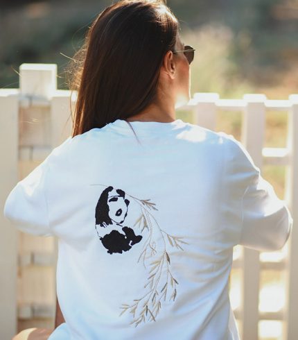 Panda Ayı Deseniyle Dikkat Çeken Panda Bear Sweatshirt, Sevimlilik Ve Tarzın Buluştuğu Noktada Sizleri Bekliyor. Yüksek Kaliteli Pamuklu Malzemesiyle Gün Boyu Konfor Sağlarken, Farklı Beden Seçenekleriyle Herkes Için Uygun Bir Seçenek Sunar.