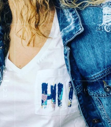 Say Hi V Yaka T-Shirt, Modern Görünümü Ve Yüksek Kaliteli Malzemeleriyle Tarzınızı Tamamlayacak Mükemmel Bir Seçenektir. Farklı Renk Seçenekleriyle Kişisel Tarzınızı Yansıtabilirsiniz. Şimdi Alın Ve Rahatlıkla Şıklığı Bir Arada Yaşayın!