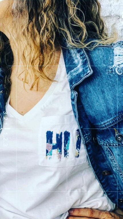 Say Hi V Yaka T-Shirt, modern görünümü ve yüksek kaliteli malzemeleriyle tarzınızı tamamlayacak mükemmel bir seçenektir. Farklı renk seçenekleriyle kişisel tarzınızı yansıtabilirsiniz. Şimdi alın ve rahatlıkla şıklığı bir arada yaşayın!