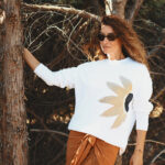 Canlı günebakan deseniyle dikkat çeken Sunflower sweatshirt, doğanın ışığını taşırken tarzınızı yansıtmanızı sağlar. Yüksek kaliteli pamuklu malzemesiyle gün boyu rahatlık sunarken, farklı beden seçenekleriyle herkes için uygun bir seçenek sunar.