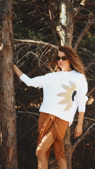Canlı günebakan deseniyle dikkat çeken Sunflower sweatshirt, doğanın ışığını taşırken tarzınızı yansıtmanızı sağlar. Yüksek kaliteli pamuklu malzemesiyle gün boyu rahatlık sunarken, farklı beden seçenekleriyle herkes için uygun bir seçenek sunar.