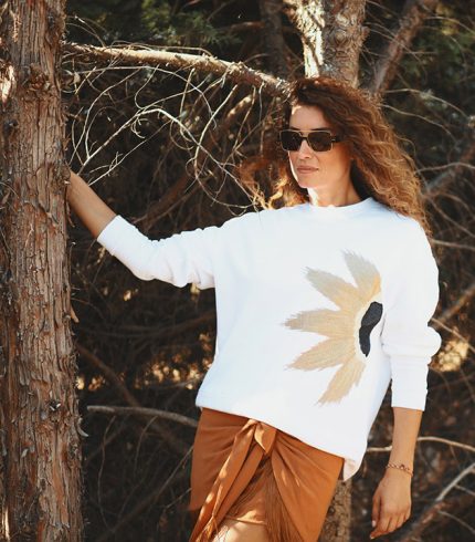 Canlı Günebakan Deseniyle Dikkat Çeken Sunflower Sweatshirt, Doğanın Işığını Taşırken Tarzınızı Yansıtmanızı Sağlar. Yüksek Kaliteli Pamuklu Malzemesiyle Gün Boyu Rahatlık Sunarken, Farklı Beden Seçenekleriyle Herkes Için Uygun Bir Seçenek Sunar.