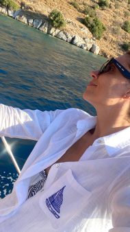 Mavi Sailor Plaj Gömleği, deniz temalı detayları ve rahat kumaşıyla yaz stilinizi tamamlıyor. Şık ve konforlu kesimiyle plajda ve günlük hayatta tercih edebilirsiniz. Şimdi satın alın ve yazın keyfini çıkarın!